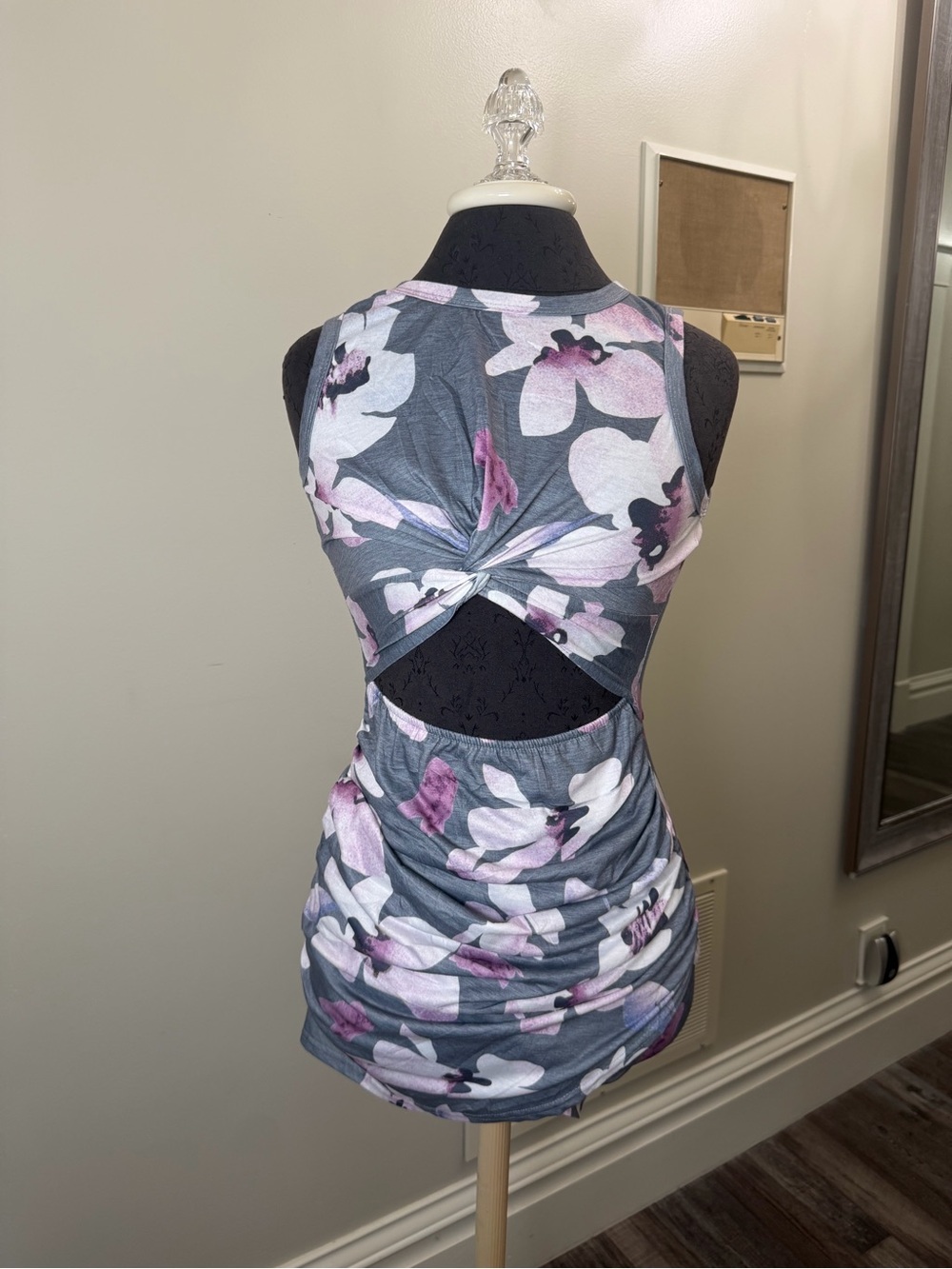 NEW Women’s Floral Twist-Back Women’s Tank Top - Gray & Pink SIZE S L